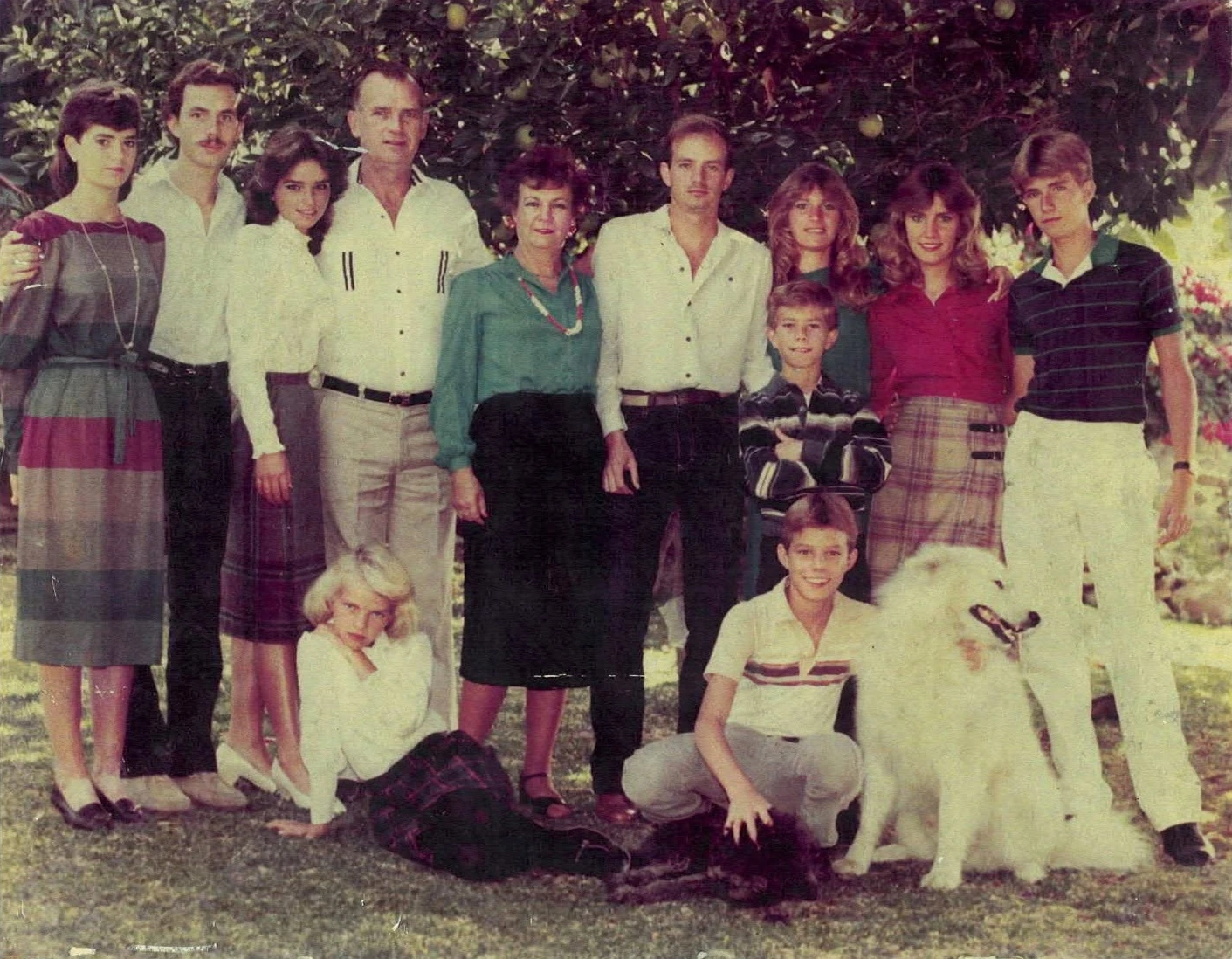 James D. Ahearn y María Guadalupe de Icaza con sus diez hijos en su casa en Cuernavaca, México