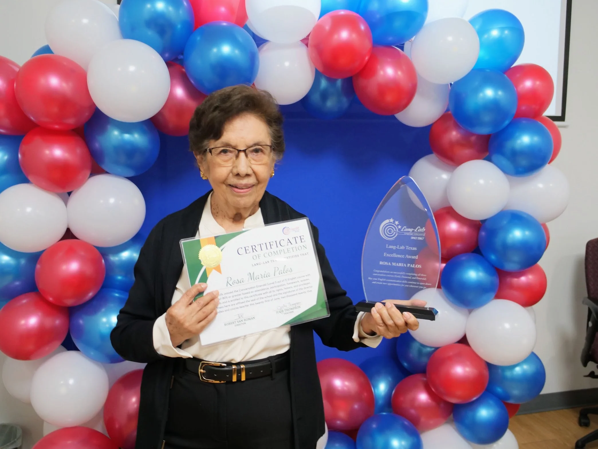 Estudiante de Lang-Lab Texas mostrando su certificado y reconocimiento especial