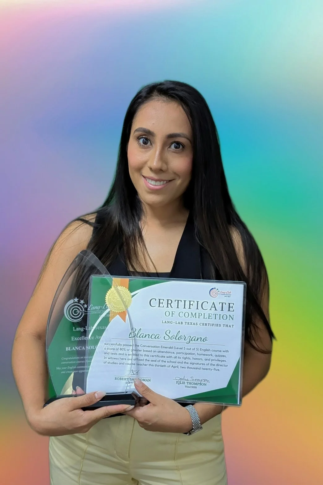 Estudiante de Lang-Lab Texas mostrando su certificado de finalización